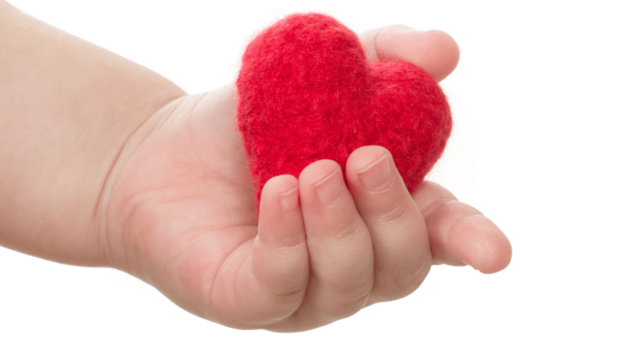 Une main d'enfant avec un petit coeur pour les premiers secours enfants